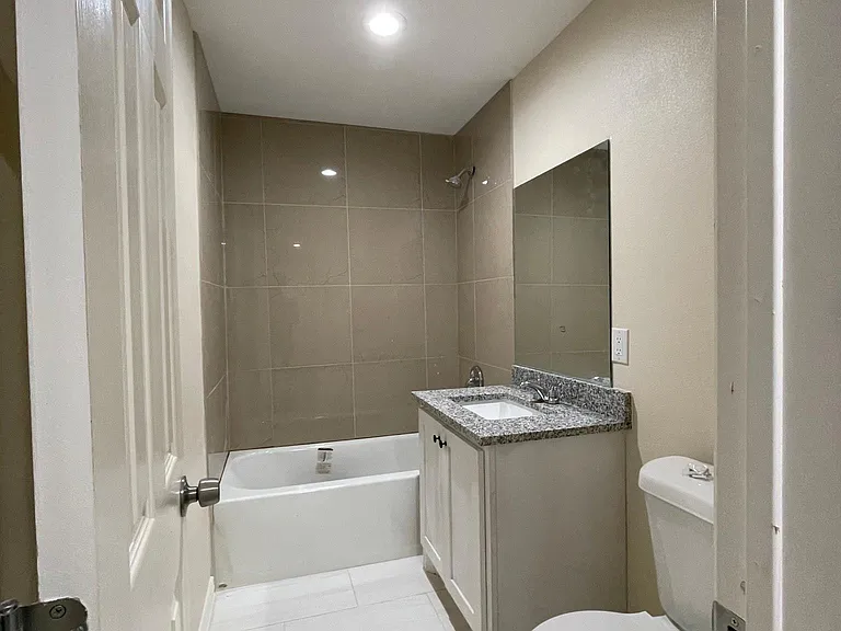 215 W Rochelle Rd — Photo 5