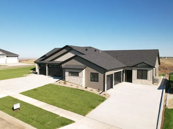 2108 Prairie Hawk Dr, Bismarck, ND 58503