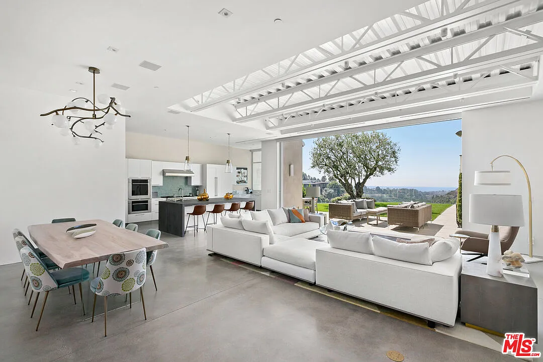 5 bed, 7.0 bath, 6207 sqft, $55,000 — Photo 1