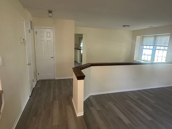 5th image of 4 Eastwick Ct Unit 8