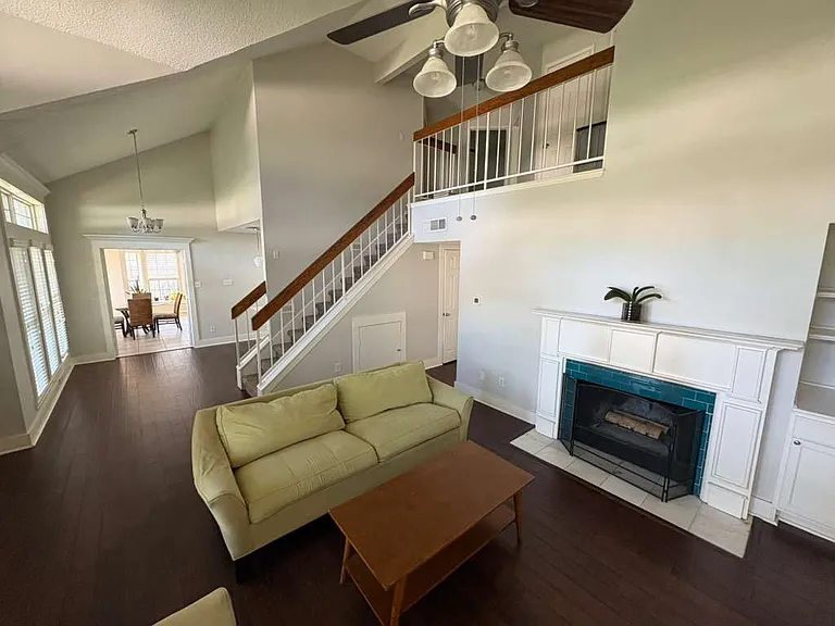 500 Holliday Ln — Photo 4