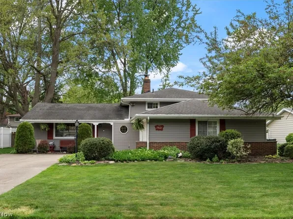 15621 Sandalhaven Dr, Middleburg Heights, OH 44130