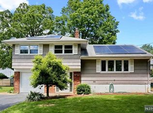 11 Hemlock Dr, Paramus, NJ 07652