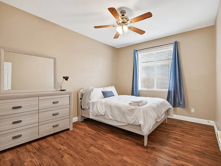 2433 W Ellis St — Photo 18