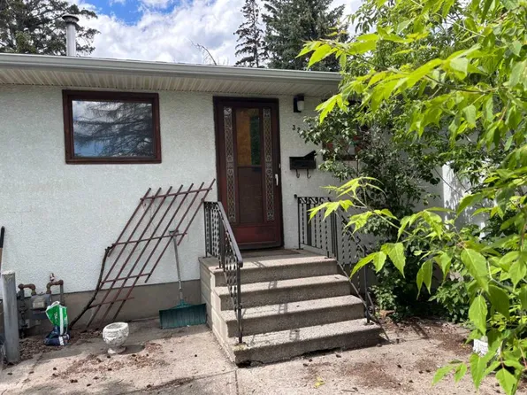 3207 SE Castle Rd NW, Calgary, AB T2M 4K6