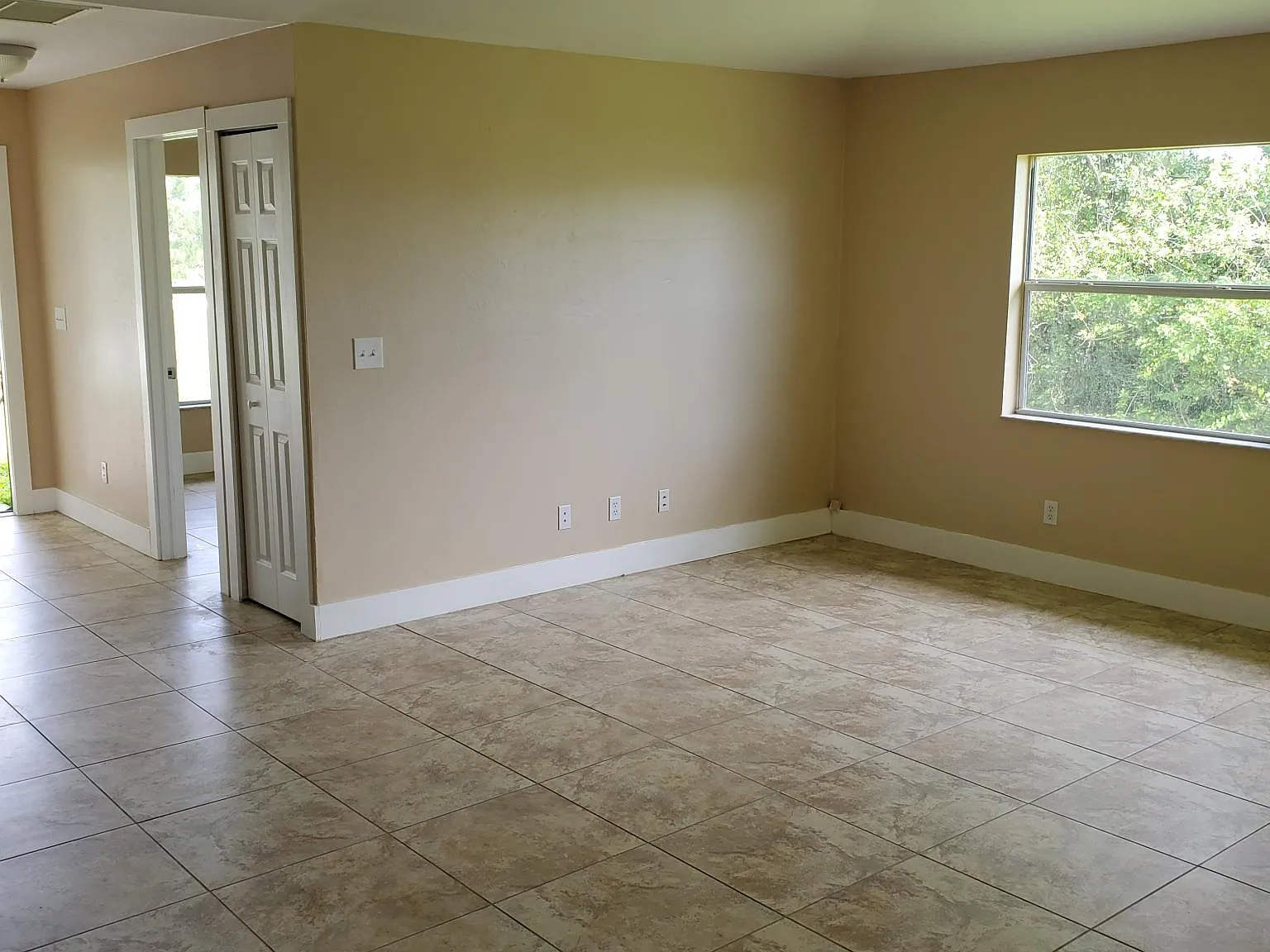 1118 Eisenhower Blvd — Photo 3
