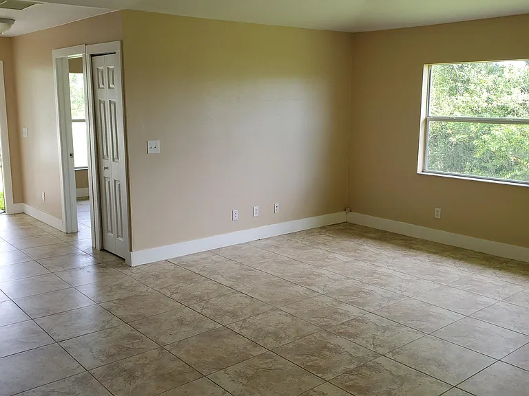 1118 Eisenhower Blvd — Photo 3