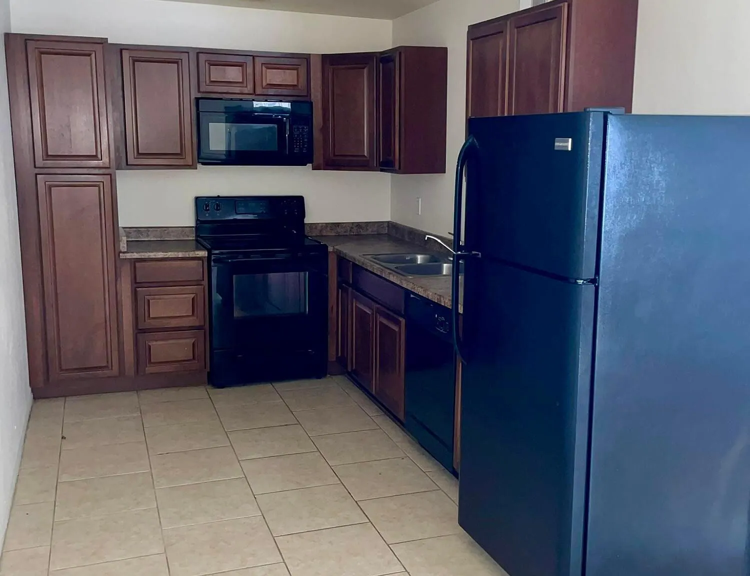2 bed, 1.0 bath, 725 sqft, $849 — Photo 2