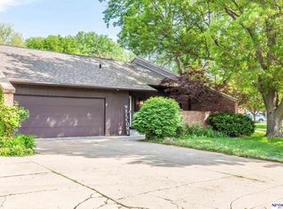 2025 Greenbriar Ln, Lincoln, NE 68506