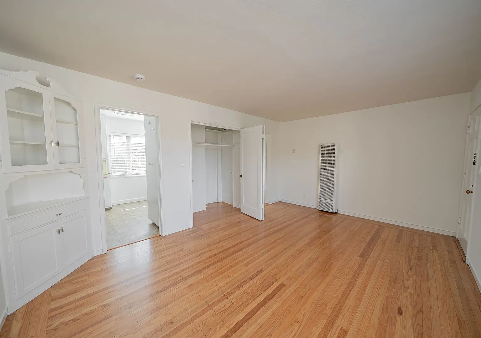 2526 Ivy Dr — Photo 2