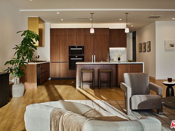 4th image of 702 N Doheny Dr #302