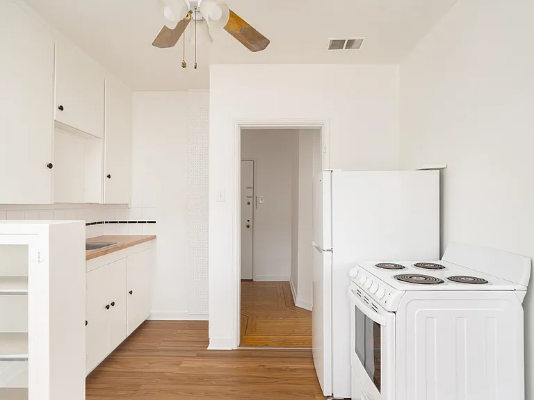 735 Royal Ave #209 — Photo 6
