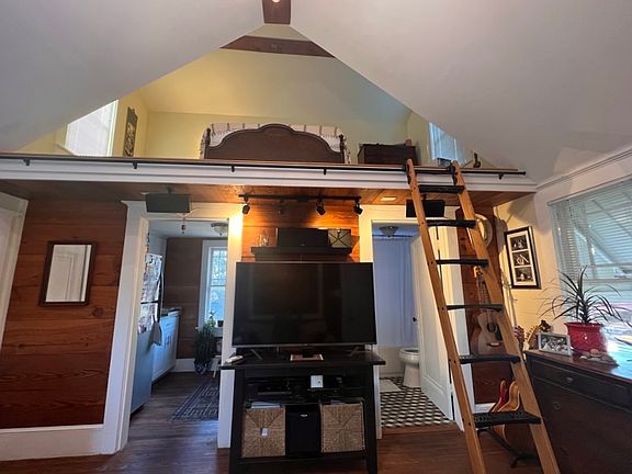 3rd image of 2211 Lincoln Ave #B