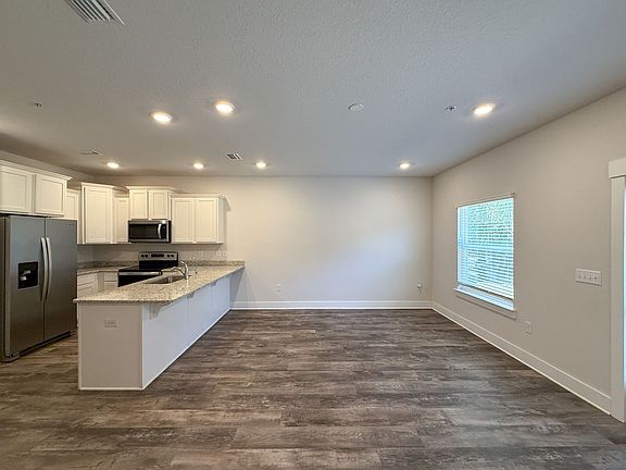 3rd image of 1559 Iroquois Ct