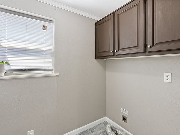 2nd image of 1530 Antoinette Drive