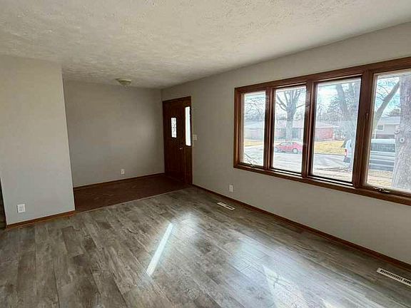 3rd image of 2530 Marilynn Ave