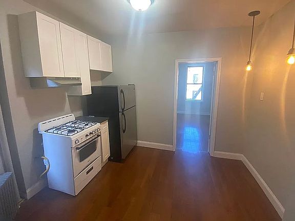 3rd image of 322 E 109th St #10