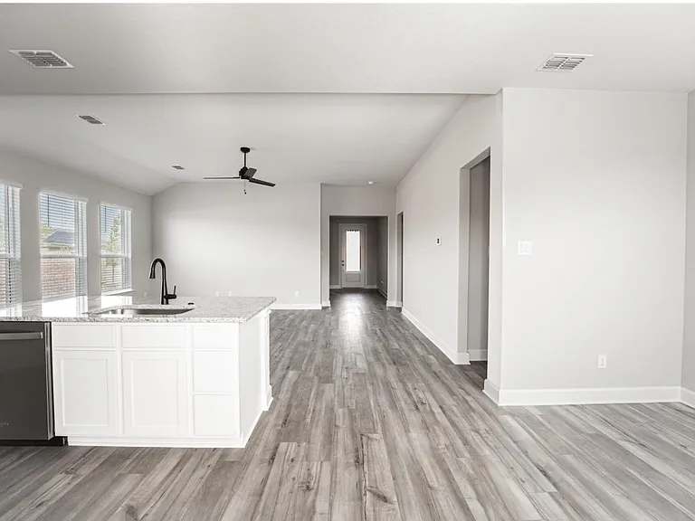 905 Calhoun Dr — Photo 5