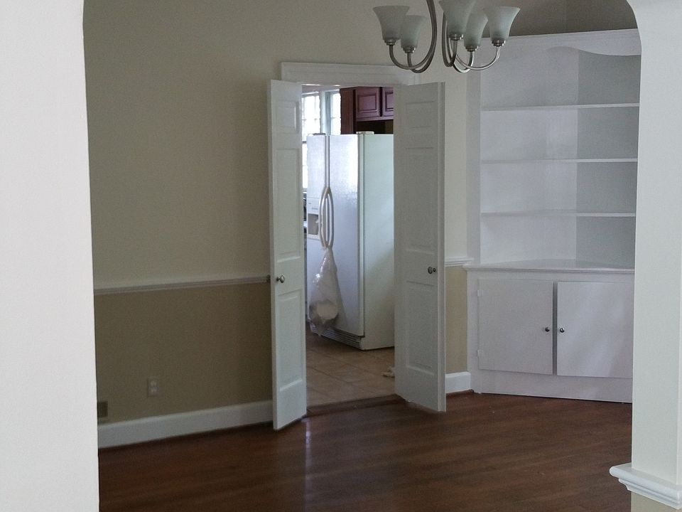 2nd image of 36 E 53rd St