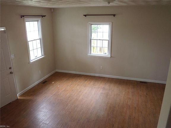 3rd image of 1414 Hoover Ave