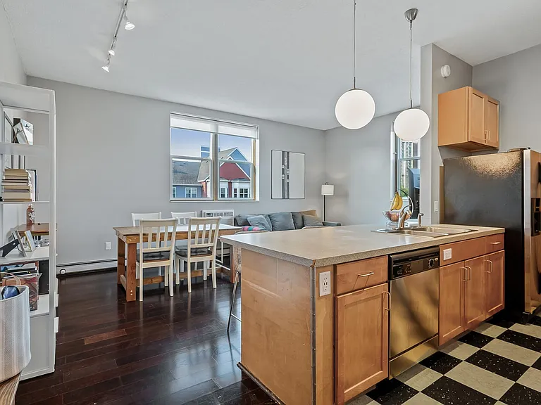 215 7th St NE #301 — Photo 6