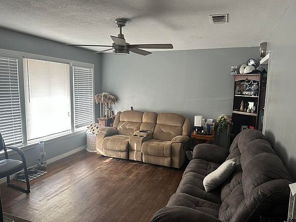 3rd image of 205 E Magnolia Dr