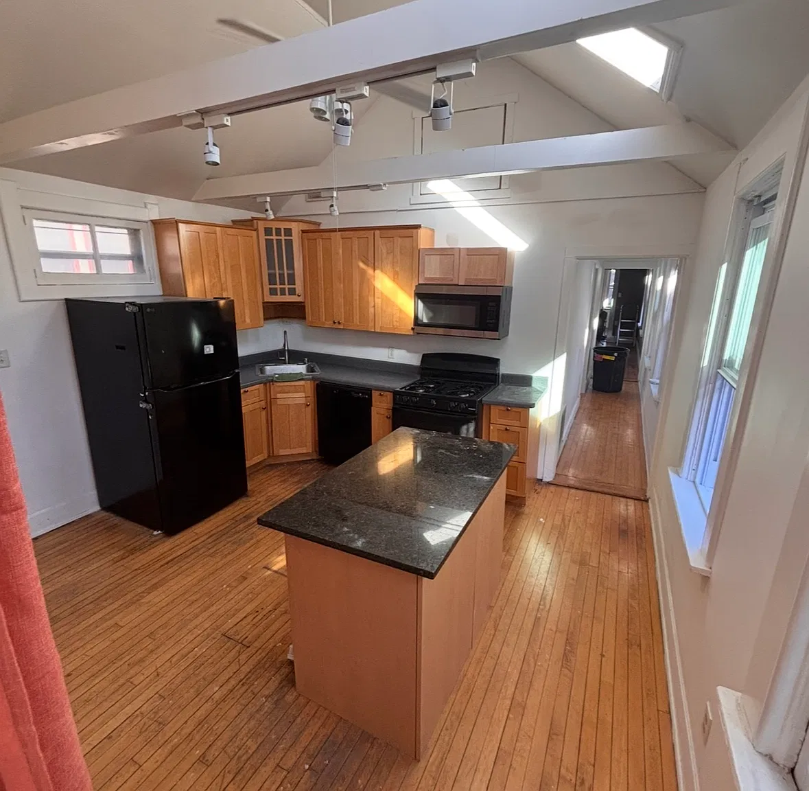 2 bed, 950 sqft, $1,500 — Photo 2