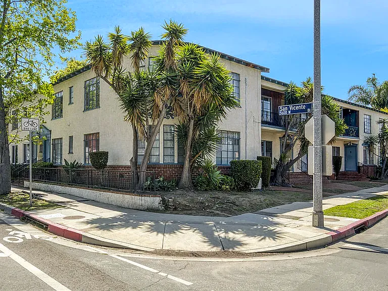 5670 San Vicente Blvd #2 — Photo 1