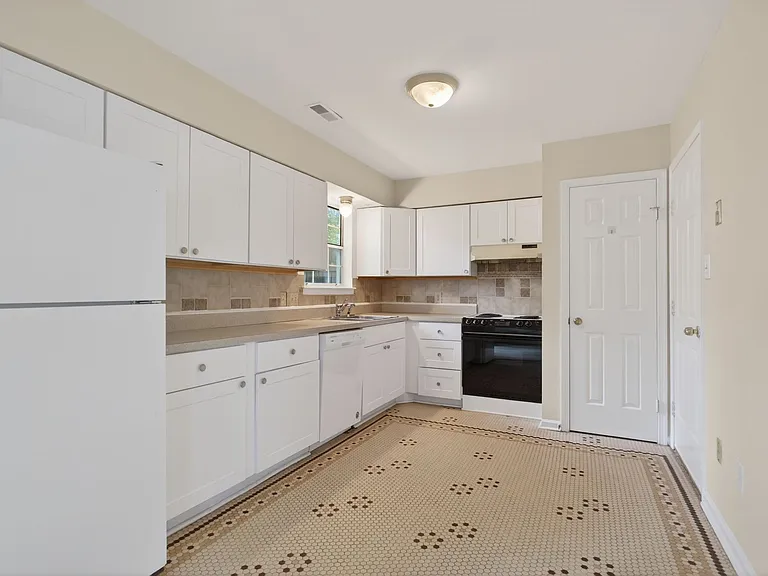 227 Ashridge Ln — Photo 3