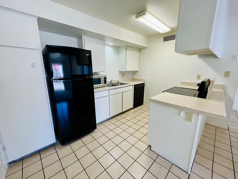 3216 N Cherry Ave — Photo 1