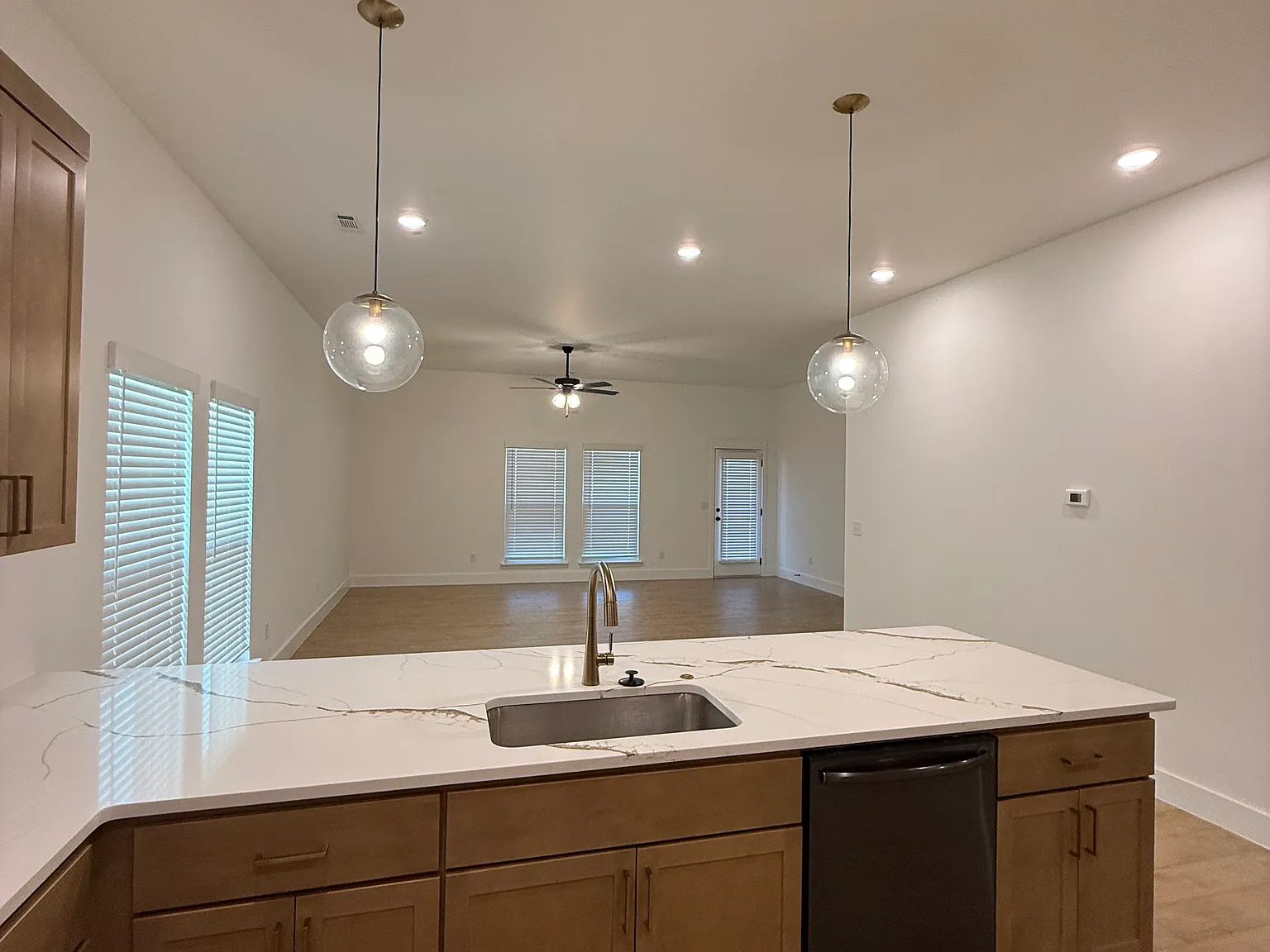 3 bed, 1950 sqft, $2,500 — Photo 4