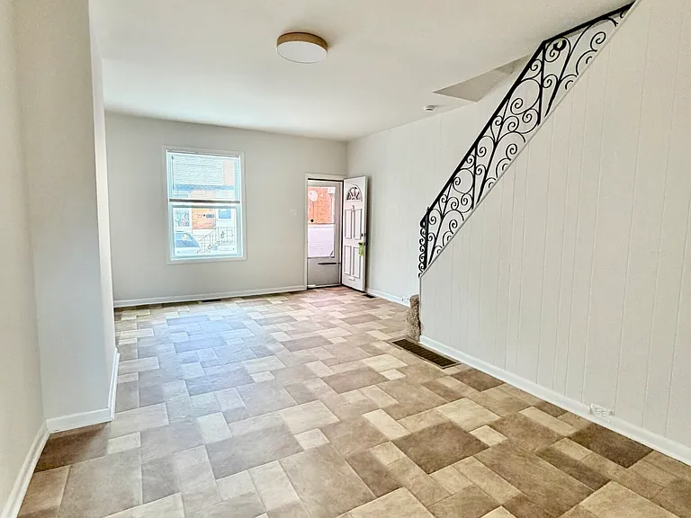 2084 E Pacific St — Photo 2