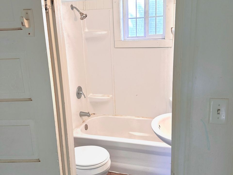 2nd image of 105 5th St S APT 1