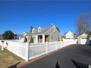 128 34th St, Lindenhurst, NY 11757