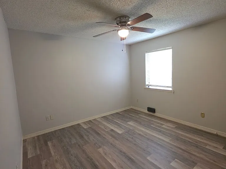600 E 8th St #1 — Photo 9