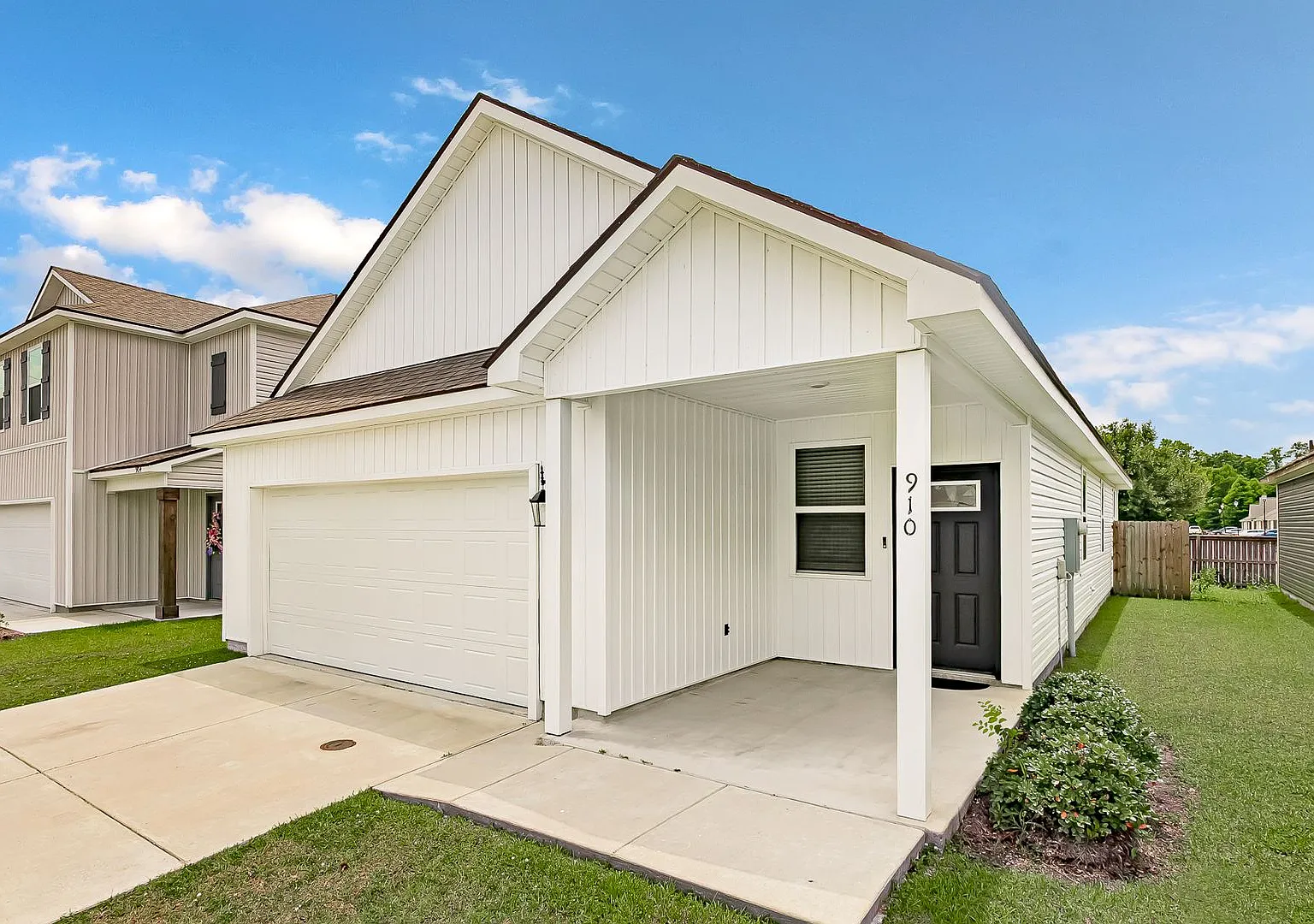 3 Bedroom House Available in Pelican Lakes — Photo 1