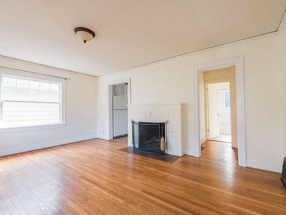 Living Room with fireplace