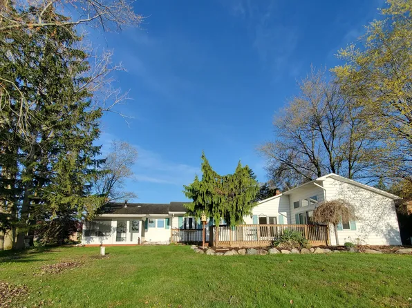 2861 Island Point Dr, Metamora, MI 48455