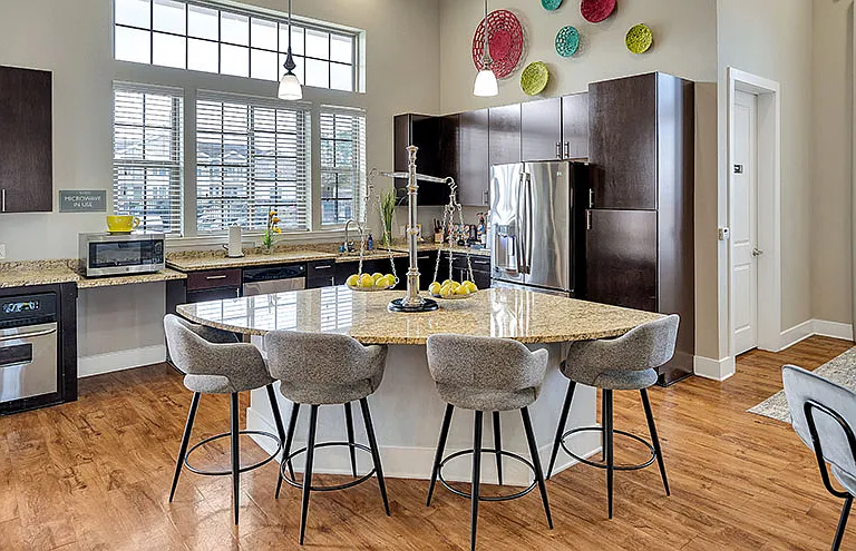 Retreat at Fremaux Town Center Apartments — Photo 20