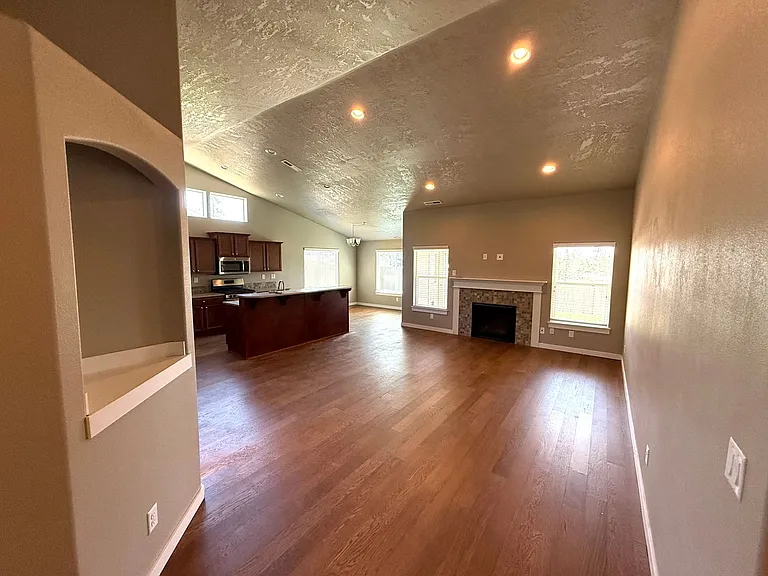 4832 SW Volcano Ave — Photo 2