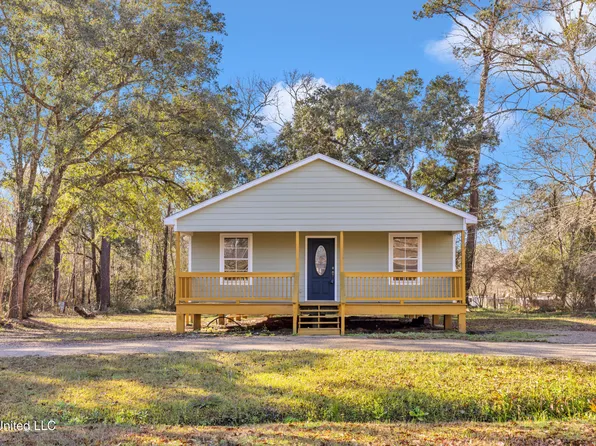1119 Edna St, Waveland, MS 39576