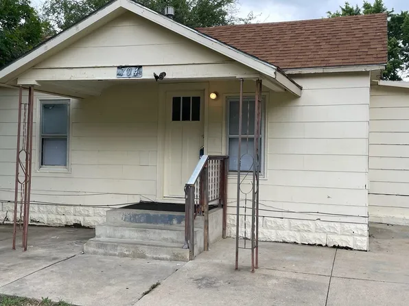 704 E 12th St, Newton, KS 67114
