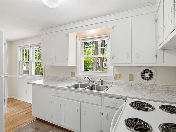 5th image of 33 Overhill Dr