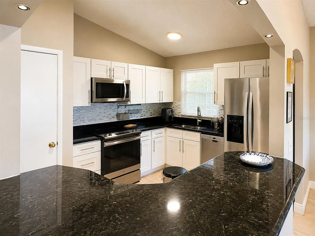 2 bed, 2.0 bath, 1330 sqft, $1,900 — Photo 2