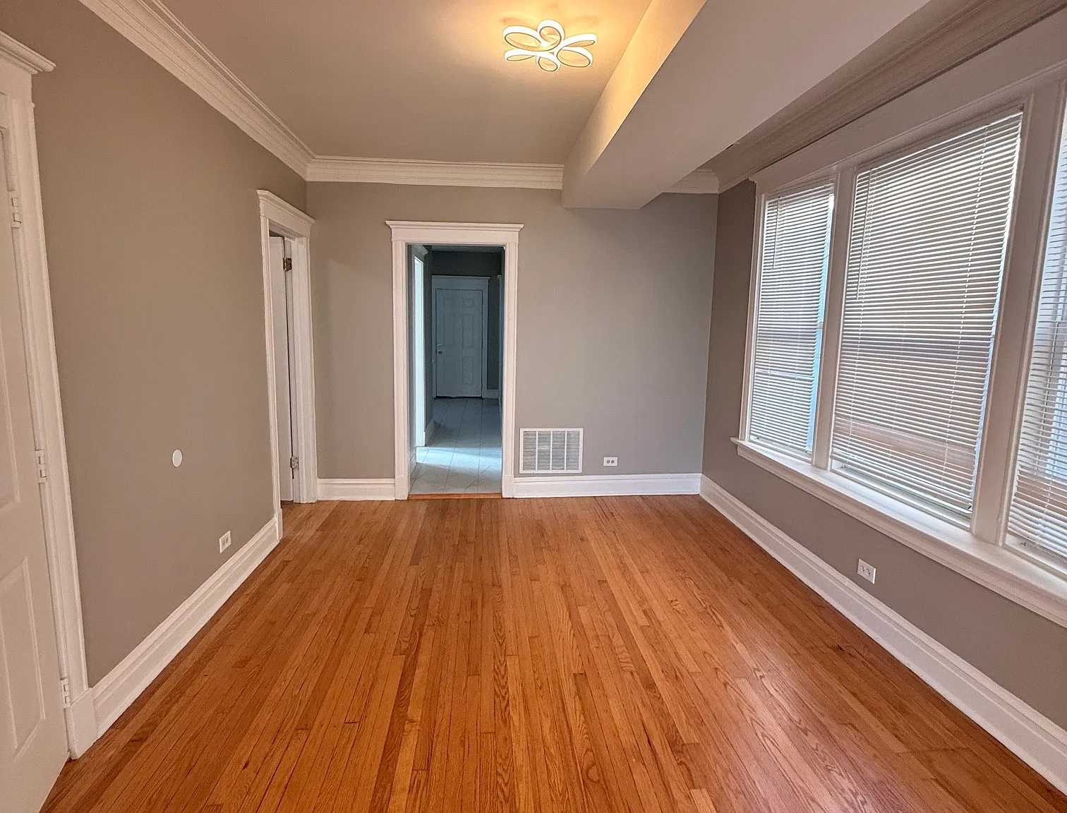 3 bed, 990 sqft, $1,700 — Photo 2