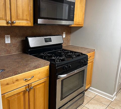 Stove/Microwave side of galley kitchen