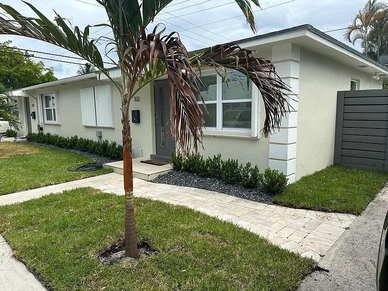 300 Central Dr — Photo 2