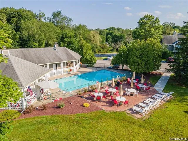 504 Continental Dr — Photo 2