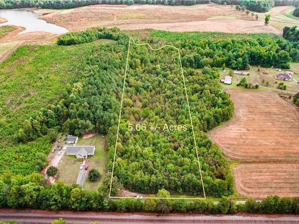 5 Morgan Circle Rd, Blackstone, VA 23824