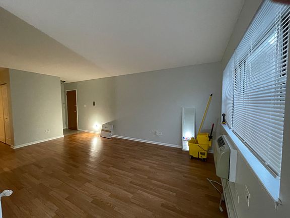 3rd image of 5920 N Kenmore Ave APT 209